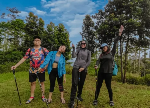 Paket Pendakian Sentul menawarkan petualangan alam yang menyenangkan dan murah