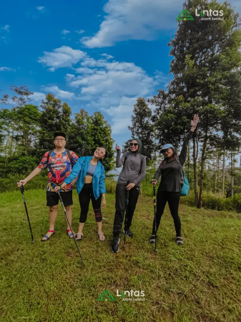 Paket Pendakian Sentul menawarkan petualangan alam yang menyenangkan dan murah
