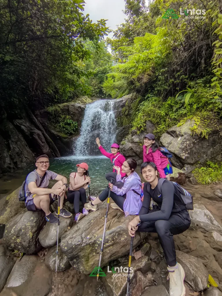 Cari Tantangan Seru? Coba Trekking di Bogor!
