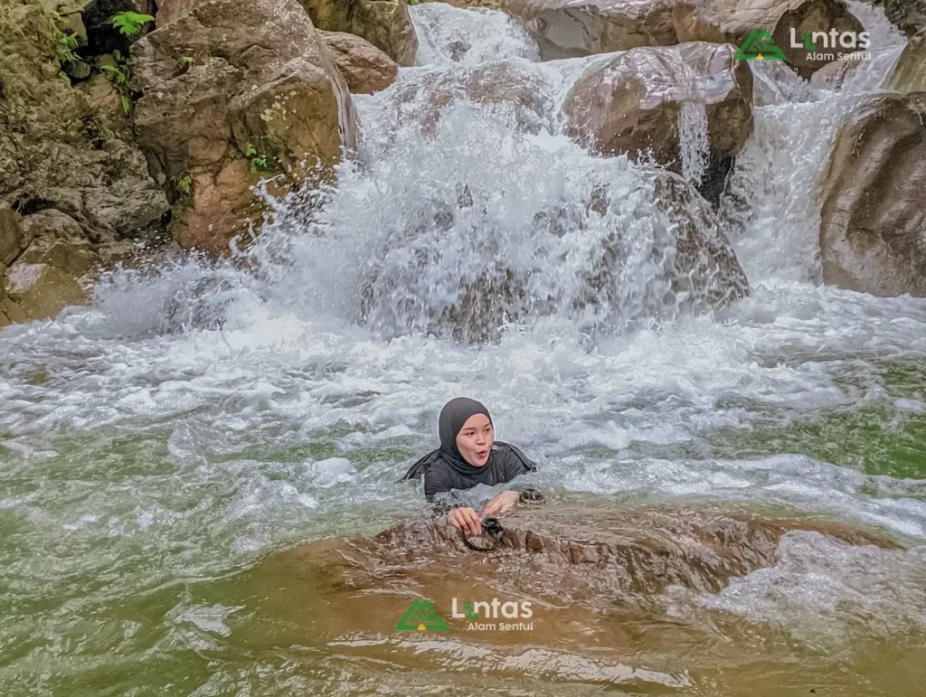 Wisata Trekking dengan Jalur yang Bervariasi
