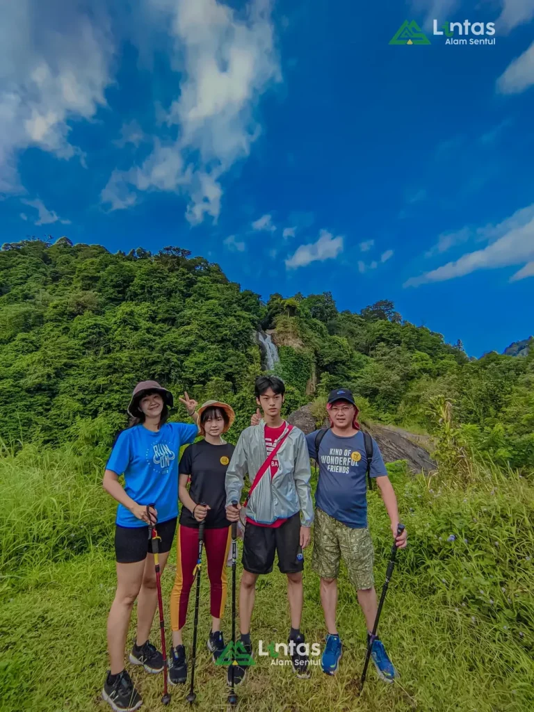 Hiking santai di hari libur terpopuler ada di Sentul