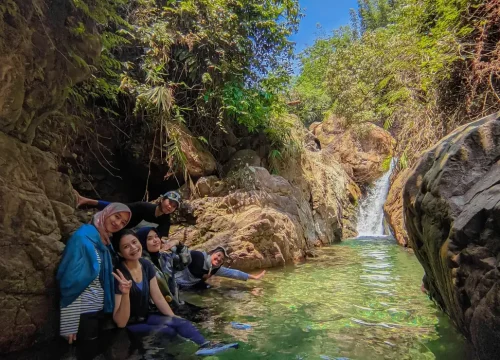 Bagi family, pendakian Bogor menyediakan Rute hiking yang mudah di Sentul