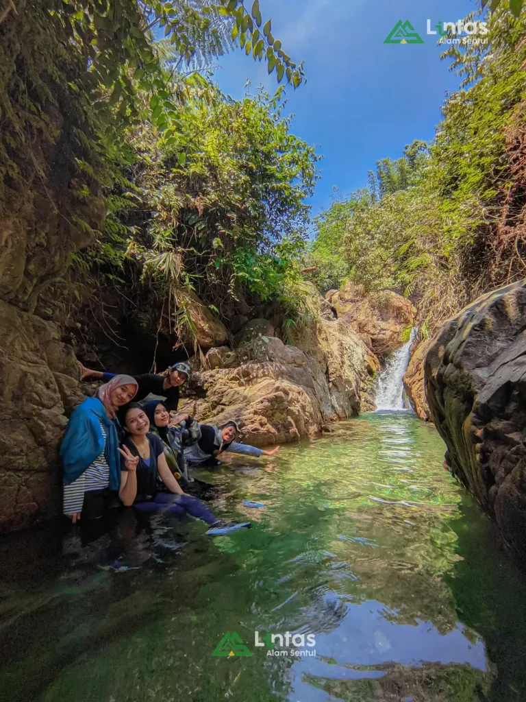 Bagi family, pendakian Bogor menyediakan Rute hiking yang mudah di Sentul
