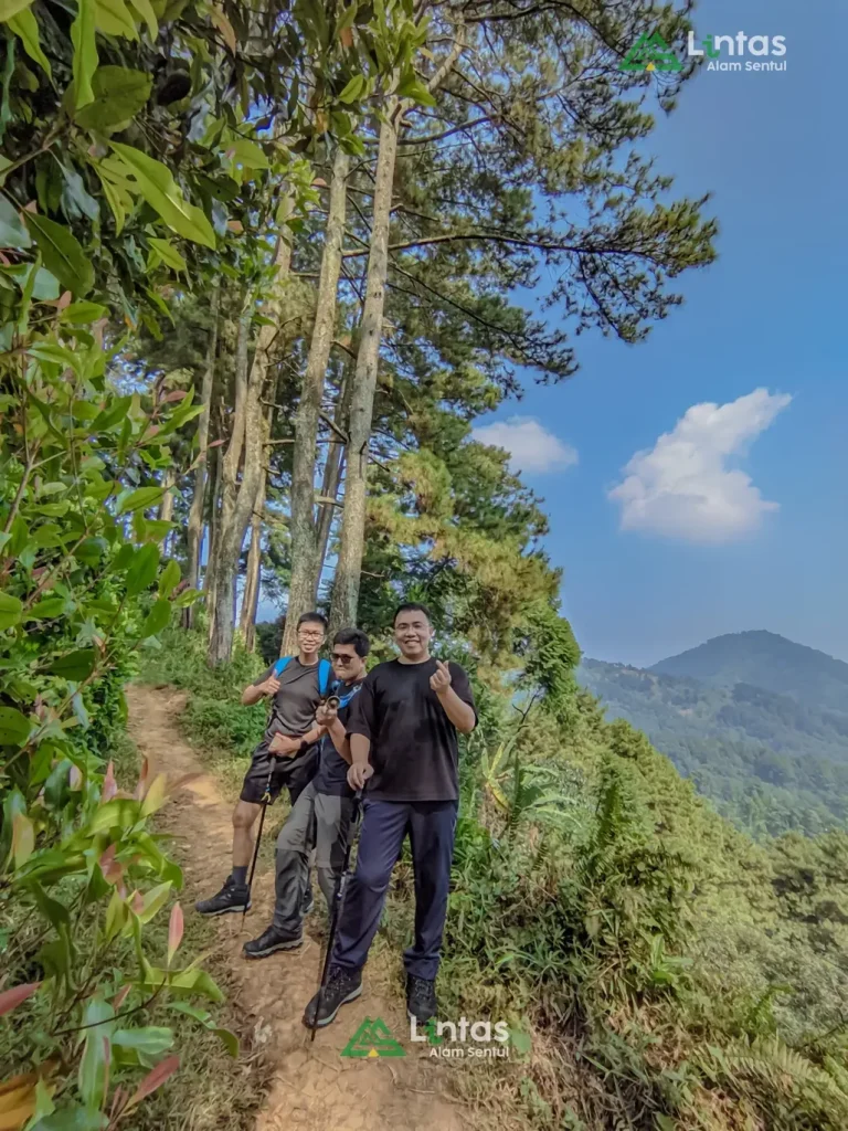 Bogor: Destinasi Trekking Banyak Dikunjungi dengan Rute Paling Indah