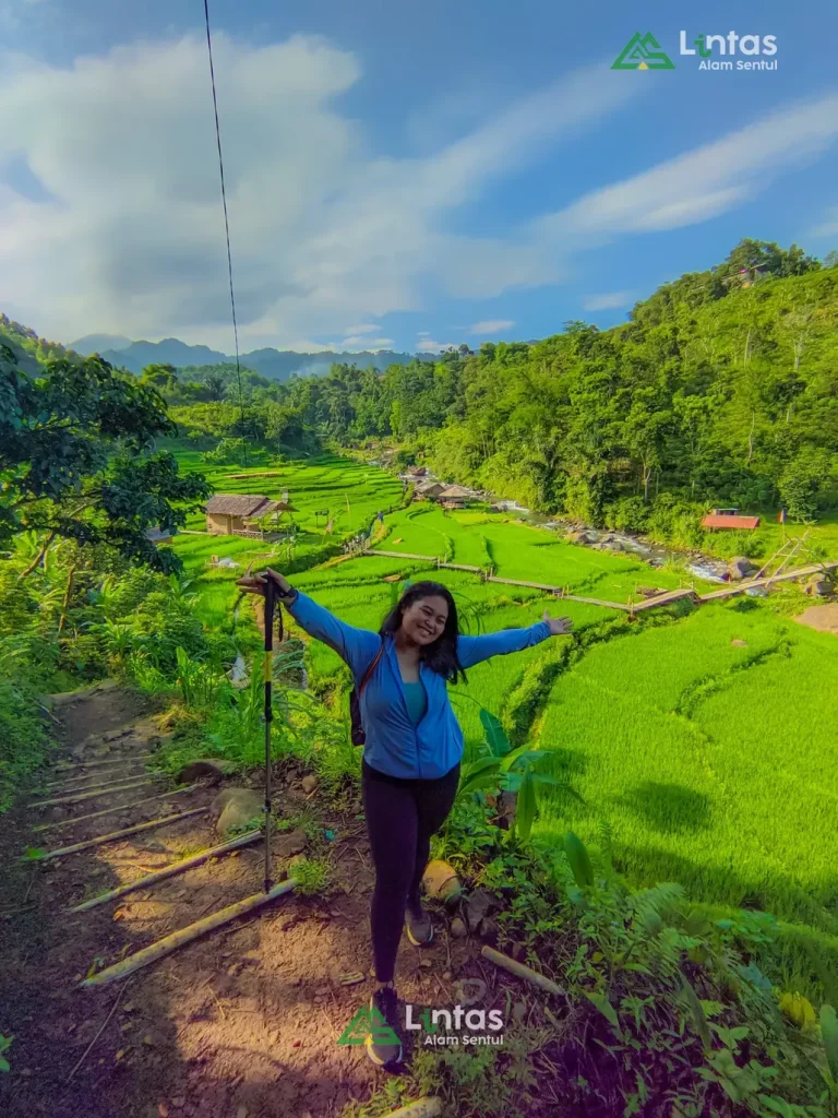 Liburan Paket Hemat ajak Keluarga Trekking ke Bogor