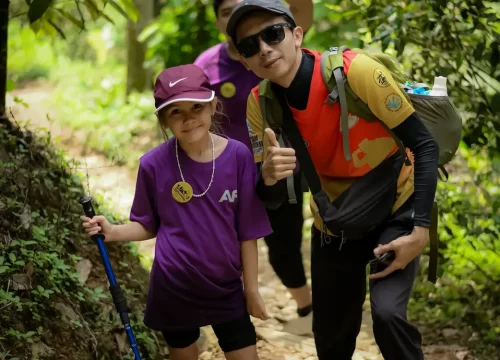 Jalur trekking di Sentul ini sangat ideal bagi anak-anak yang ingin trekking