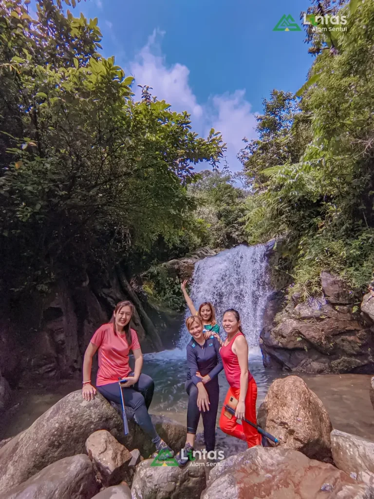 Rasakan petualangan trekking yang mengasyikan dan hemat biaya di Bogor